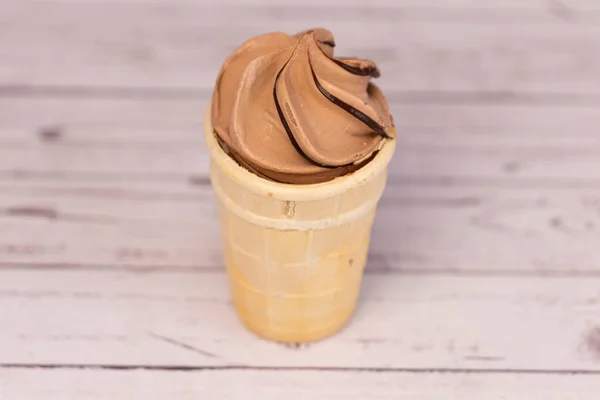 Вкусное Шоколадное Мороженое Хрустящей Вафельной Чашке Десерт — стоковое фото