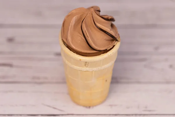 Πεντανόστιμο Παγωτό Σοκολάτα Ένα Τραγανό Φλιτζάνι Βάφλα Επιδόρπιο — Φωτογραφία Αρχείου