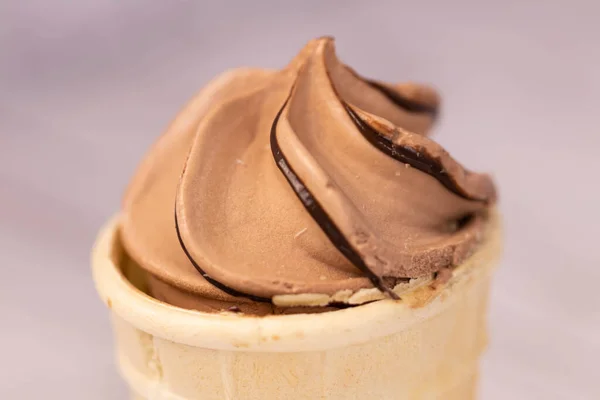 Πεντανόστιμο Παγωτό Σοκολάτα Ένα Τραγανό Φλιτζάνι Βάφλα Επιδόρπιο — Φωτογραφία Αρχείου