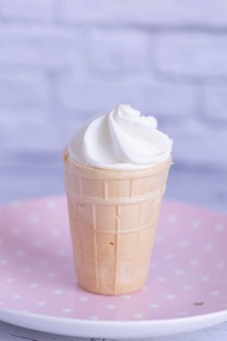 Çıtır waffle bardağında lezzetli beyaz kremalı dondurma. Tatlı soğuk tatlı.