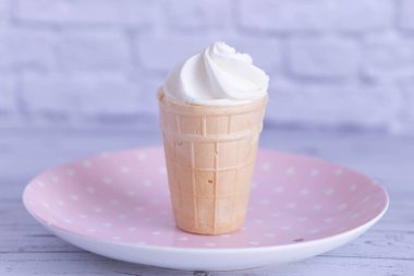 Çıtır waffle bardağında lezzetli beyaz kremalı dondurma. Tatlı soğuk tatlı.