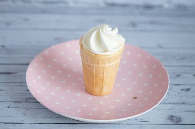 Çıtır waffle bardağında lezzetli beyaz kremalı dondurma. Tatlı soğuk tatlı.