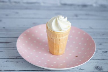 Çıtır waffle bardağında lezzetli beyaz kremalı dondurma. Tatlı soğuk tatlı.
