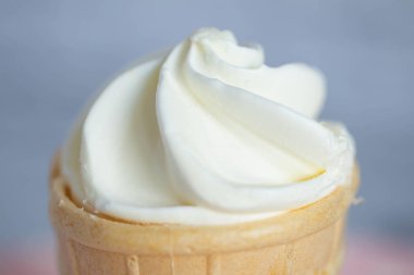 Çıtır waffle bardağında lezzetli beyaz kremalı dondurma. Tatlı soğuk tatlı.