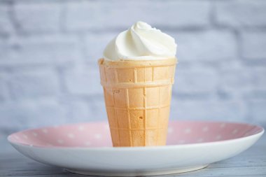 Çıtır waffle bardağında lezzetli beyaz kremalı dondurma. Tatlı soğuk tatlı.