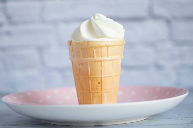 Çıtır waffle bardağında lezzetli beyaz kremalı dondurma. Tatlı soğuk tatlı.