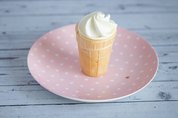 Вкусное Белое Сливочное Мороженое Хрустящей Вафельной Чашке Милый Холодный Десерт — стоковое фото