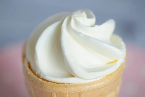 Πεντανόστιμο Λευκό Κρεμώδες Παγωτό Ένα Τραγανό Φλιτζάνι Βάφλα Γλυκό Κρύο — Φωτογραφία Αρχείου