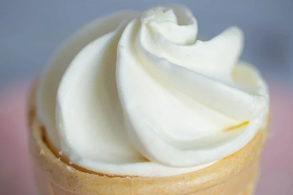 Πεντανόστιμο Λευκό Κρεμώδες Παγωτό Ένα Τραγανό Φλιτζάνι Βάφλα Γλυκό Κρύο — Φωτογραφία Αρχείου