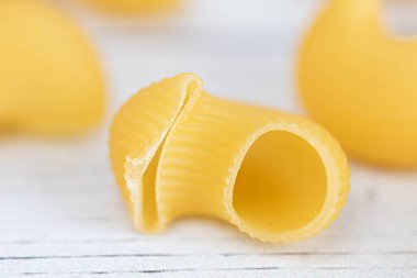 Yemek. Makarna, yakın plan. Geleneksel İtalyan mutfağı için nefis kuru pişmemiş malzeme. Değişik şekiller. Üst Manzara. Uzayı kopyala. Makro