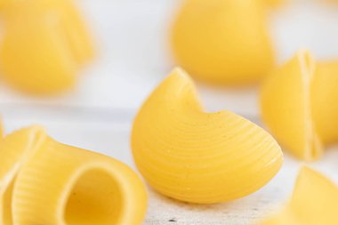 Yemek. Makarna, yakın plan. Geleneksel İtalyan mutfağı için nefis kuru pişmemiş malzeme. Değişik şekiller. Üst Manzara. Uzayı kopyala. Makro