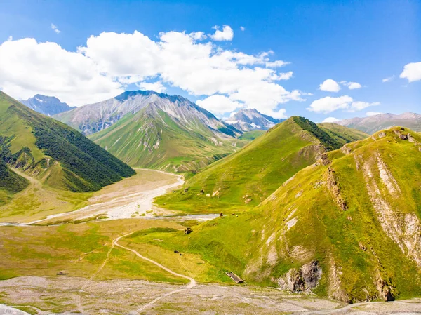 Yeşil Kafkas Dağlarının Panoramik Manzarası Antik Kulelerin Eski Kule Kalıntıları — Stok fotoğraf