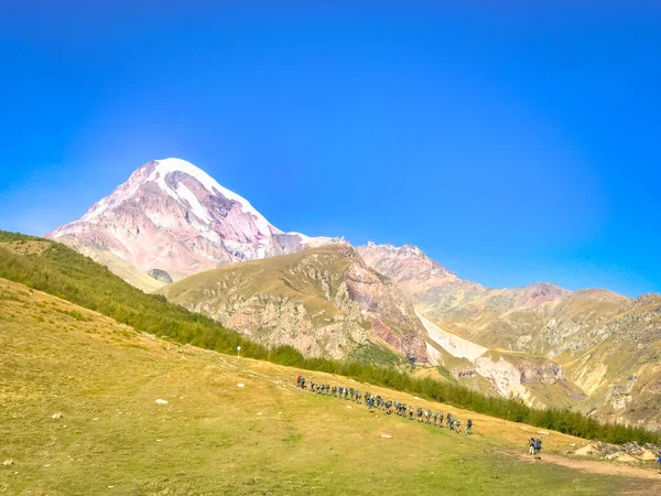 Begeleide Groep Bergbeklimmers Wandelen Heuvel Met Kazbek Bergtop Achtergrond Nationaal — Stockfoto