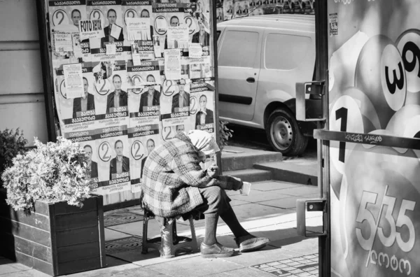 Stará žena sedí na plastovém křesle — Stock fotografie