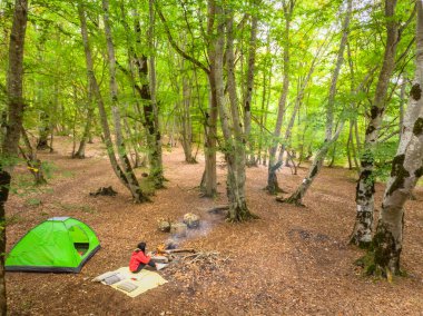 Çadırın yanındaki kız.