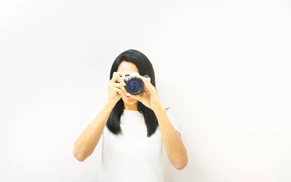 Mujer con cámara en fondo blanco — Foto de Stock