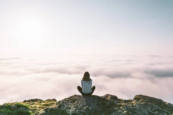 Mulher Posição Meditação Senta Superfície Rocha Olha Para Nuvens Conceito — Fotografia de Stock