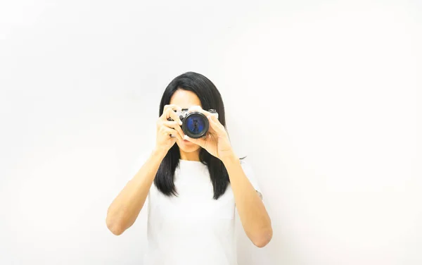 Mujer Con Camisa Blanca Sostiene Cámara Vintage Toma Una Fotografía — Foto de Stock