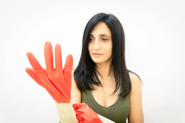 Mulher Atraente Olha Para Mão Com Luva Fica Luvas Limpeza — Fotografia de Stock