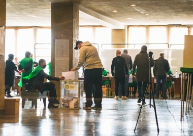 Tiflis, Gürcistan Cumhuriyeti - 31 Ekim 2020. Gürcistan parlamento seçimleri. Seçim komitesi ve siviller Saburtalo 26 oy kullanma merkezinde oy kullanma gününde.