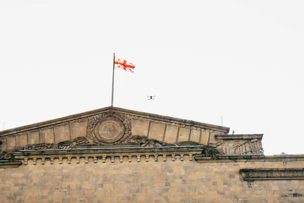 Drone Flyger Över Den Officiella Parlamentsbyggnaden Tbilisi Med Georgiansk Flagga — Stockfoto