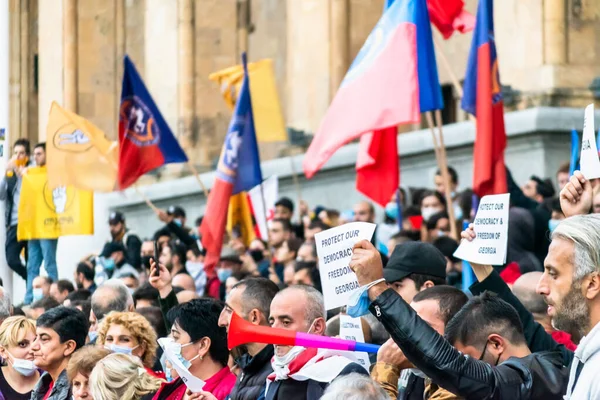 Listopada 2020 Tbilisi Republika Gruzji Tłum Ludzi Plakatami Flagami Stojących — Zdjęcie stockowe