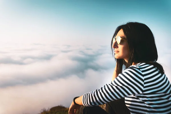 Jolie Brune Caucasienne Près Visage Regardant Gauche Avec Des Nuages — Photo