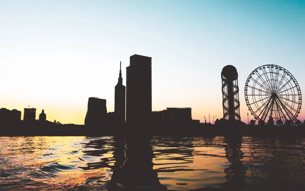 Silhueta Panorâmica Arranha Céus Cidade Batumi Distância Com Água Mar — Fotografia de Stock