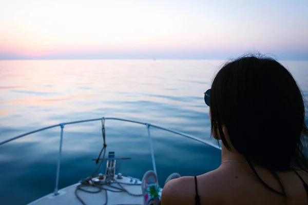 Femme Assise Devant Bateau Regarde Vers Horizon Bleu Mer Noire — Photo