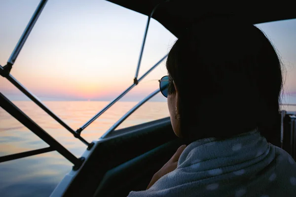 Femme Assise Devant Bateau Regarde Vers Horizon Bleu Mer Noire — Photo