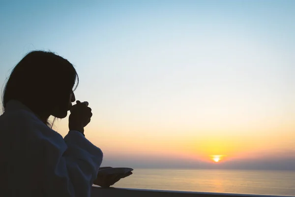 Femme Tient Tasse Expresso Dans Une Lumière Tamisée Regardant Coucher — Photo