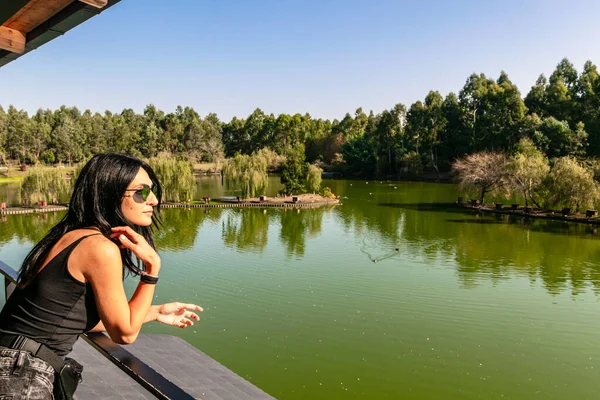 Mulher Caucasiana Plataforma Viewpoint Olha Para Direita Com Natureza Verde — Fotografia de Stock