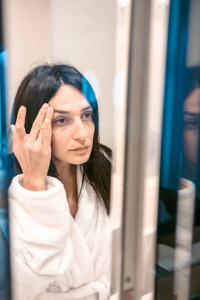 Mujer Joven Caucásica Espejo Toca Con Los Dedos Piel Por — Foto de Stock