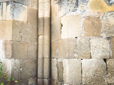 Samchvilde arkeolojik bölgesindeki Sioni kilisesinin taşları üzerine eski Gürcüce yazılar. Georgia.