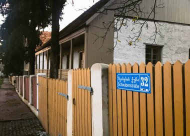 Gürcistan 'daki Elizabenthali Alman yerleşim köyündeki Alman kilisesine bakın. Asureti