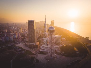 Batumi frpm hava perspektif dramatik akşam Ön planda güzel mimari binalar ve arka planda güneş batıyor. Gürcistan 'a seyahat varış 2021.