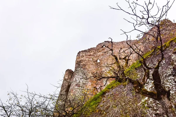 Las Ruinas Muralla Del Castillo Histórico Berdiki Rodeadas Paisaje Rocoso —  Fotos de Stock