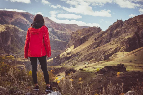 Mulher Fica Borda Admira Dramático Landsacape Caucasus Vardzia Georgia Solo — Fotografia de Stock