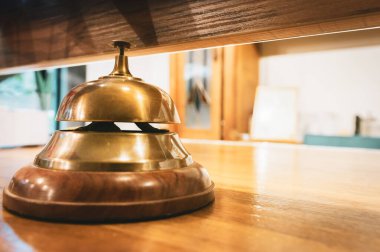 Etrafta kimse yokken, masanın üstünde kocaman bir zil..