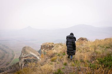 Kadınlar Chapala Kalesi 'nin tarihi alanının kenarında duruyorlar. Gürcistan 'ı gezmek.