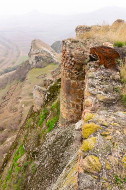 Kafkasya 'nın panoramik manzarası ile Bolnisi' deki Chapala kalesi harabeleri. Gürcistan 'ın tarihi mirası.