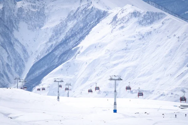 Kabelbaan Cabines Een Lijn Van Zijkant Winter Met Skiërs Onder — Stockfoto
