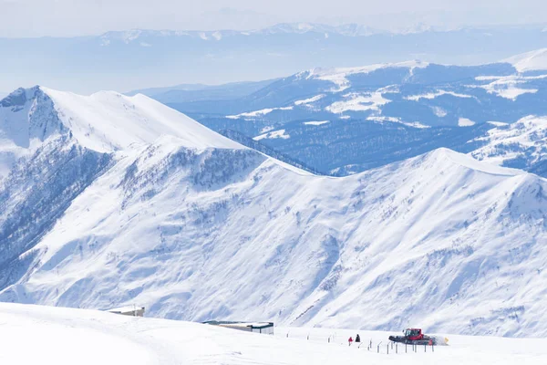 Rode Ratrac Machine Rijdt Gidauri Skigebied Omgeven Door Witte Hoge — Stockfoto
