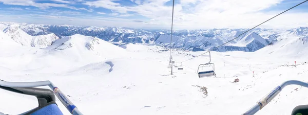 Voorste Zitplaats Uitzicht Stoeltjesliften Winter Met Kaukasus Bergen Achtergrond — Stockfoto