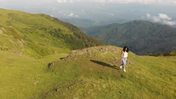 Femme Caucasienne Éloigne Dans Cadre Paysage Montagneux Spectaculaire Gomismta Voyage — Video