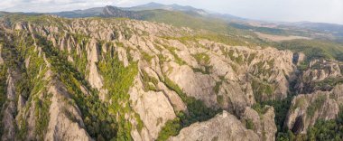 Birtvisi kanyonu ve ortaçağ kalelerinin kayalık manzarasına havadan panoramik bir manzara. Georgia 'da muhteşem bir manzara..