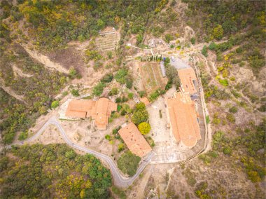 Georgia.Kafkasya 'daki Shio-Mgvime Ortodoks manastırının havadan görünüşü