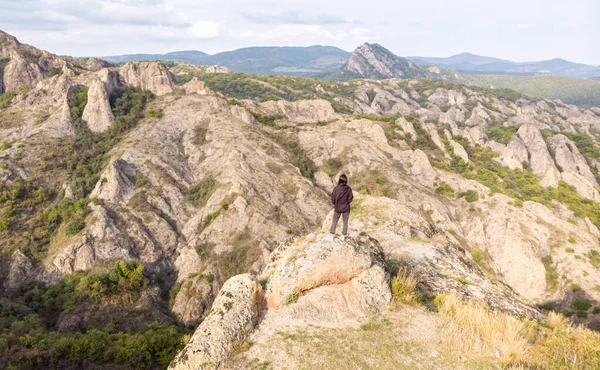 Panoramik manzara Birtvisi kanyonu kaya oluşumları ve kayaların üzerinde duran bir turist