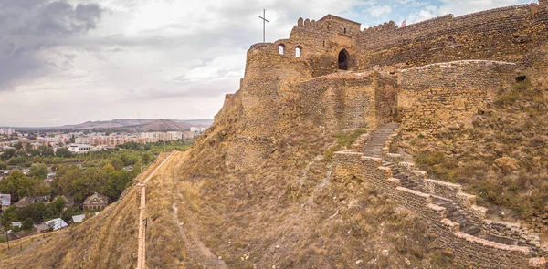 Gori Kasteel Trappen Close Van Muren Uitzicht Met Stad Achtergrond — Stockfoto