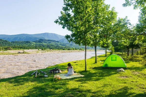 Frau Sitzt Auf Der Decke Beim Zelten Inmitten Georgischer Natur — Stockfoto